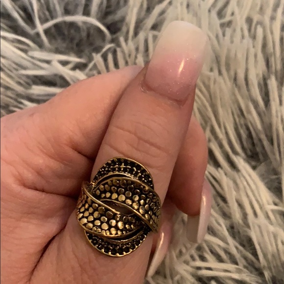 Jewelry - Gold braided ring
